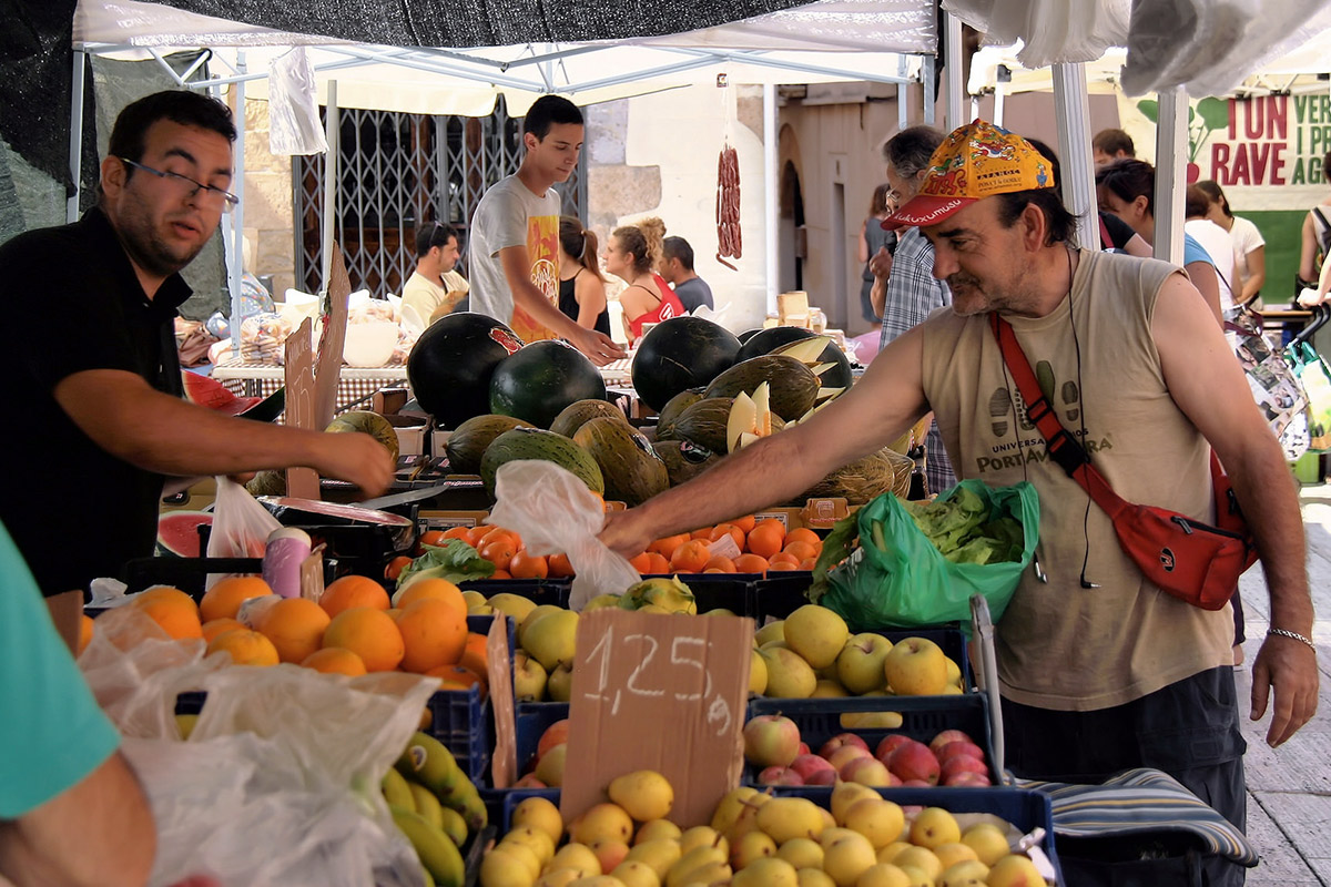 На муниципальном рынке Салоу можно купить свежие фрукты