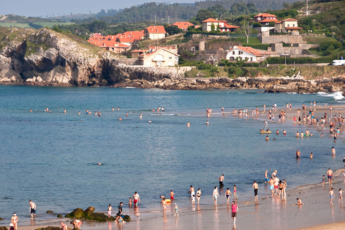 10 лучших пляжей в Европе для семейного отдыха. Комильяс, Кантабрия, Испания